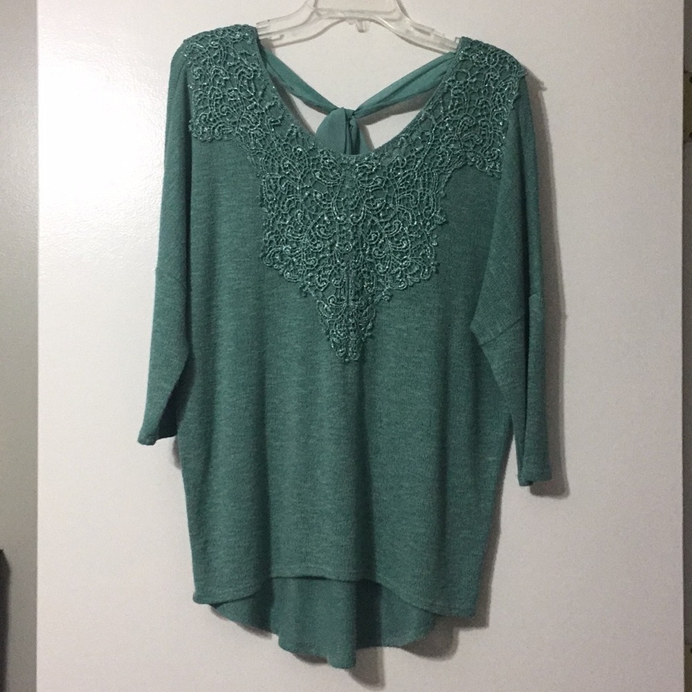 Green 3/4 length sleeve sweater